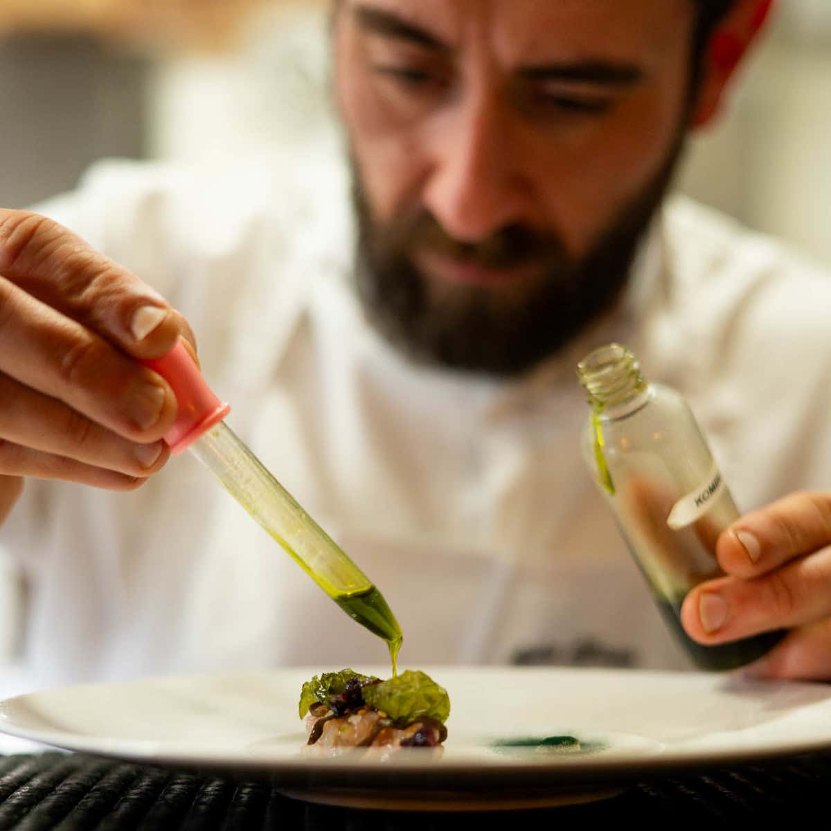 Chef Stefano Sforza applica alla sua cucina la filosofia di Opera a Torino, basata su ingegno e creatività
