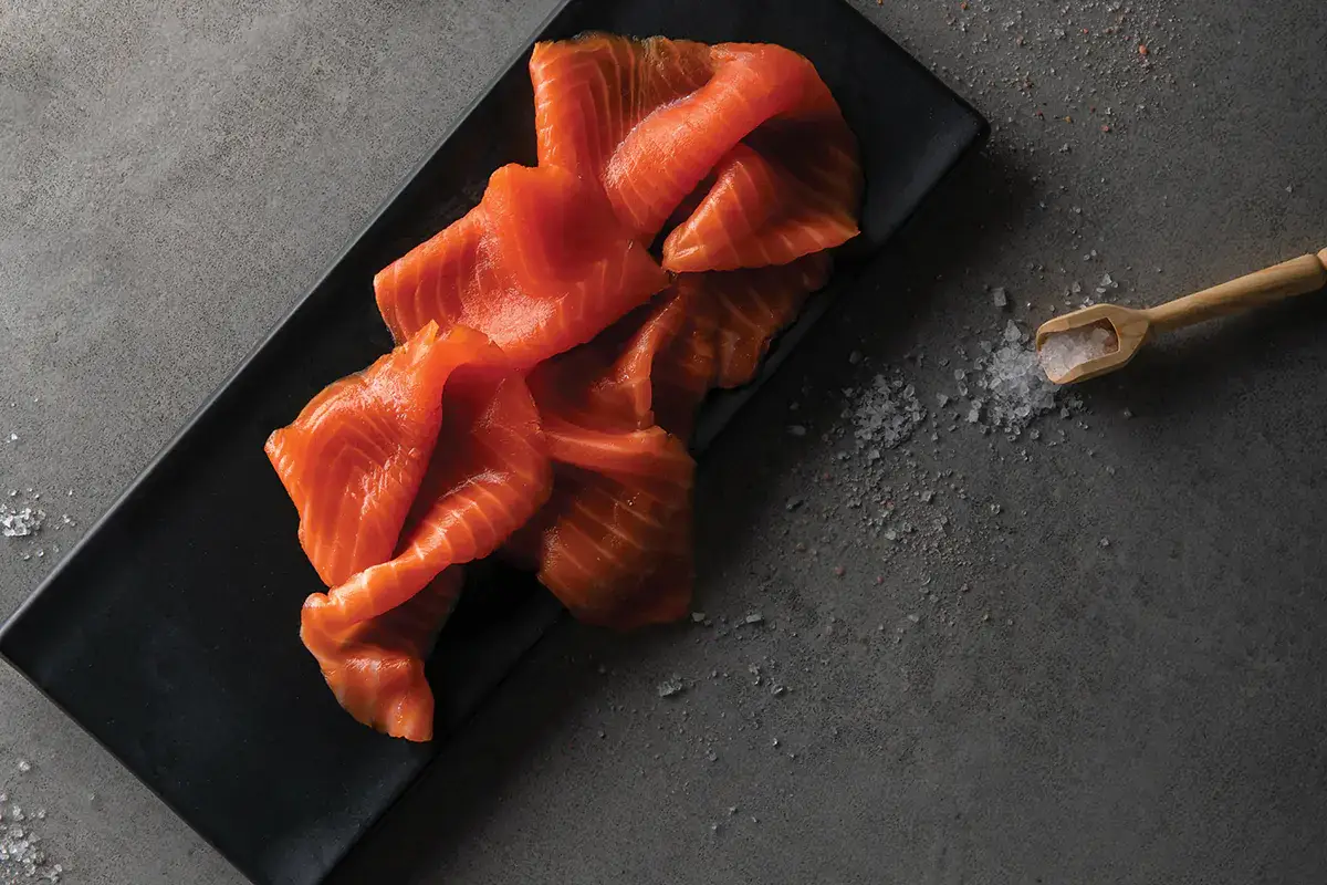 Arancio vibrante, consisteza ricca e burrosa, dolcezza rara: ecco le caratteristiche di Ora King Il salmone Ora King dalla Nuove Zelande arriva sulle tavole degli italiani