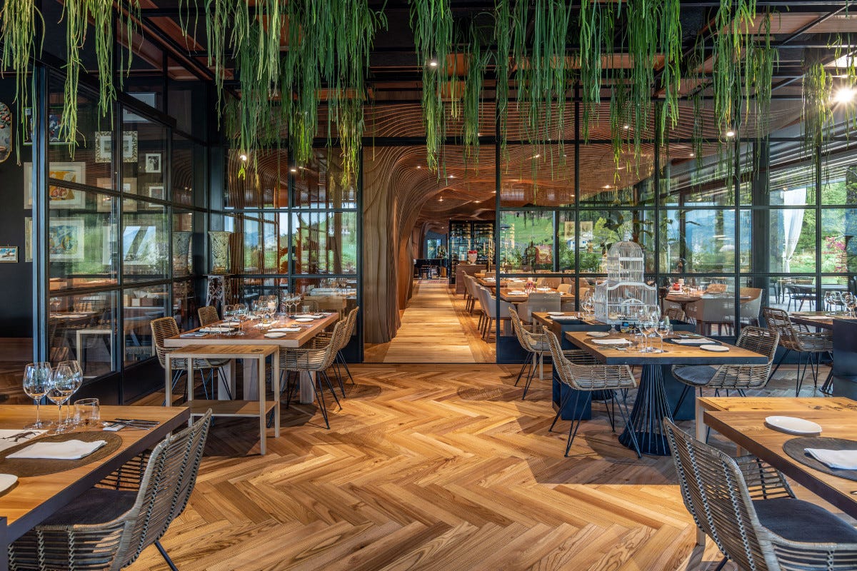 La sala del ristorante Orangerie, all'interno del Manna Luxury Resort in provincia di Bolzano Manna Resort da finire