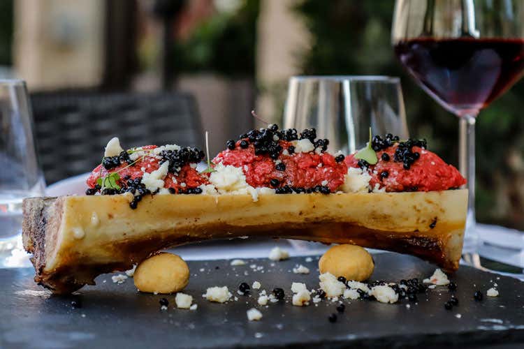 Ossobuco arrosto con tartare di Fassona - Aperitivi e cucina di mare All'Origine la tradizione è... trendy Ossobuco arrosto con tartare di Fassona - Aperitivi e cucina di mare All'Origine la tradizione è... trendy