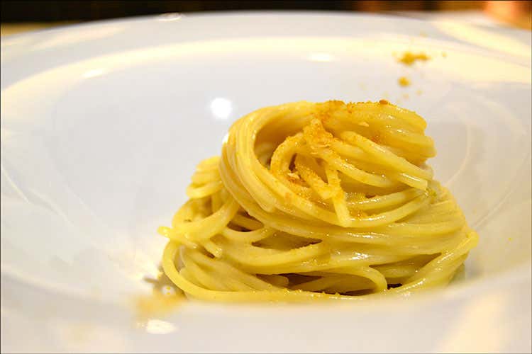 Spaghettino in bianco con limone, bottarga e lievito di birra Aperitivi e cucina di mare All'Origine la tradizione è... trendy Spaghettino in bianco con limone, bottarga e lievito di birra Aperitivi e cucina di mare All'Origine la tradizione è... trendy