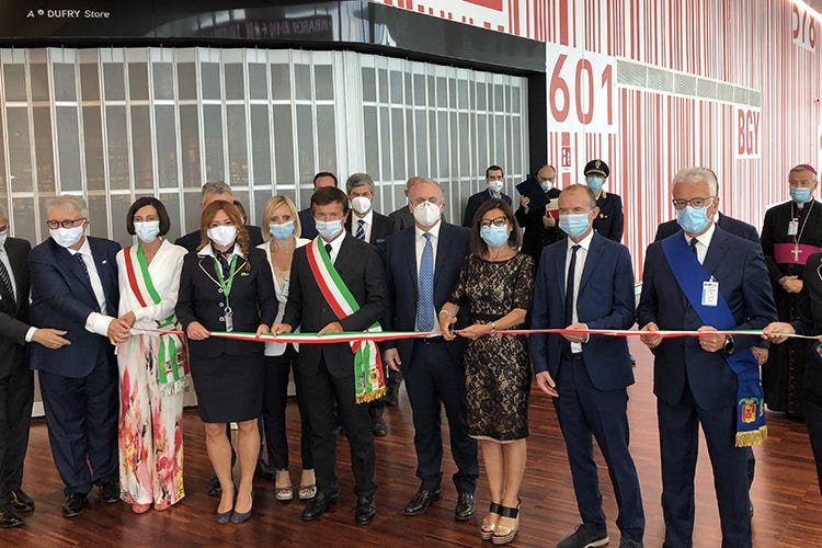 Il taglio del nastro per la nuova area extra Schengen - Sacbo festeggia 50 anni Nel 2025 il treno Orio-Bergamo