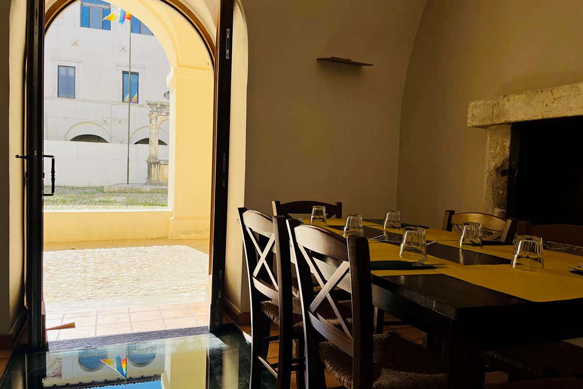 Dove mangiare la cucina abruzzese autentica all'interno di un convento medievale Dove mangiare la cucina abruzzese autentica all'interno di un convento medievale