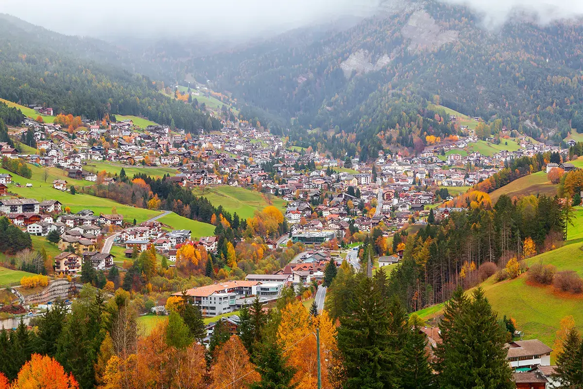 Ortisei, uno dei comuni in zona rossa In Italia torna la zona rossa. Ora tocca a 20 comuni in Alto Adige: coprifuoco e limite dei commensali al ristorante
