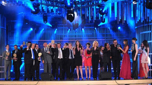 Franco M. Ricci e Elisa Isoardi, insieme a tutti i vincitori e i premiatori, salutano il pubblico e danno appuntamento all'Oscar del vino 2011 / Foto di Stefano Segati