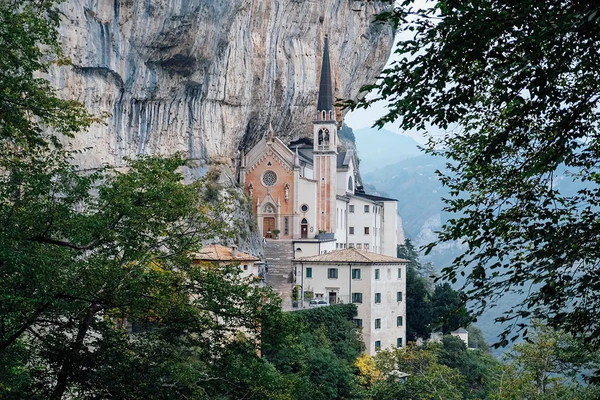 Santuario della Madonna della Corona a Ferrara di Monte Baldo. Attrazione turistica e famoso luogo di pellegrinaggio in Italia Turismo: in ripresa l&rsquo;ospitalit&agrave; religiosa ma la strada &egrave; lunga