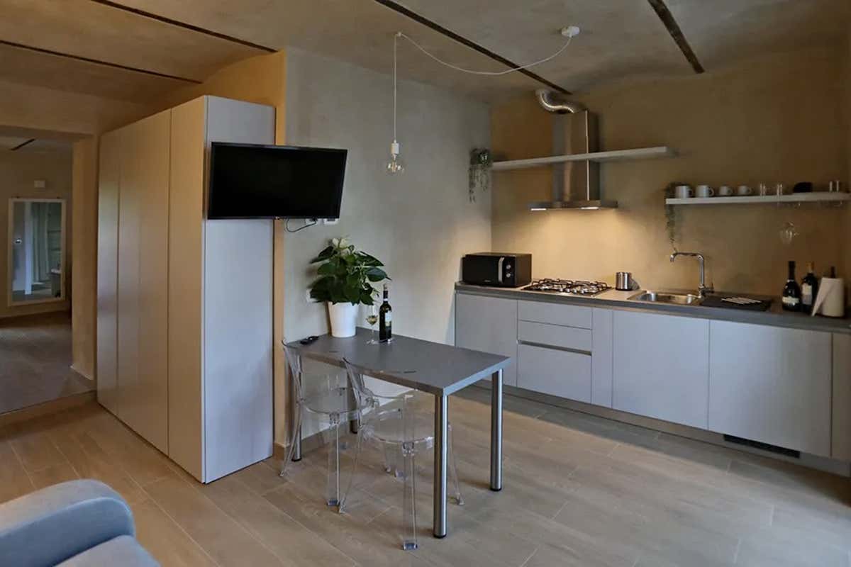 Una delle cucine degli appartamenti di Cascina Bricco San Pietro