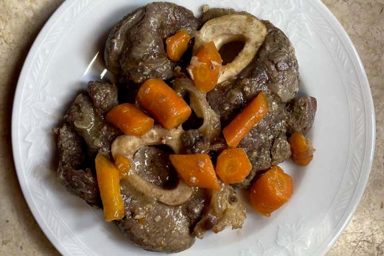 Una ricetta semplice da realizzare a casa - Ossobuco di marchigiana in umido Una ricetta semplice da realizzare a casa - Ossobuco di marchigiana in umido