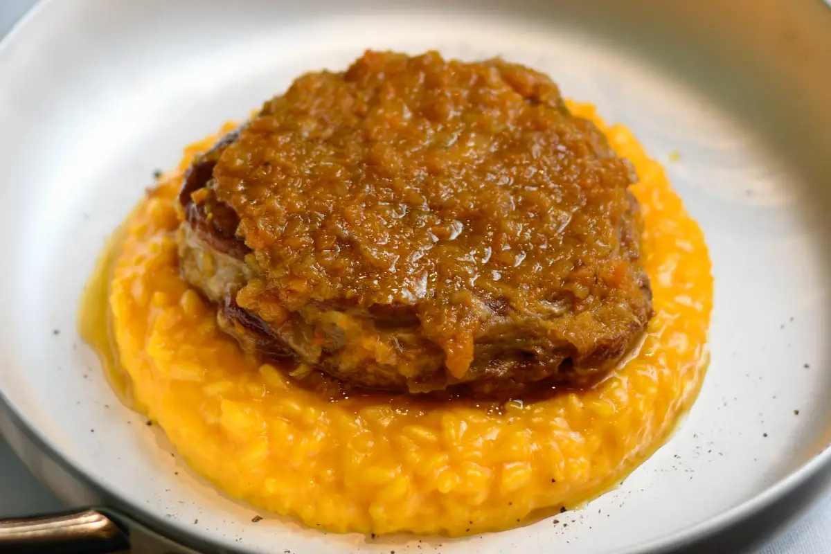 Ossobuco in gremolada con risotto alla milanese A Milano il ristorante Stendhal festeggia il 35° anniversario