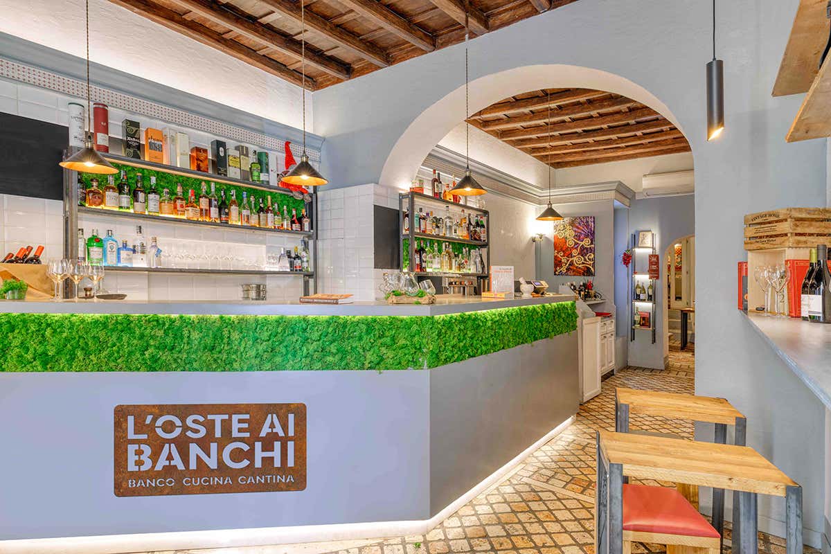 L'ingresso e il nuovo logo del ristorante capitolino Il nuovo corso de L’Oste ai Banchi