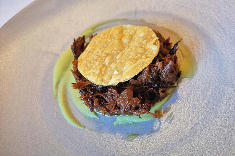 Pastissada di cavallo con scorzonera, salsa di patate e lattuga Andrea Rossetti, dal Brasile al &quote;laboratorio&quote; dell'Osteria V