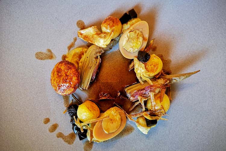 Variazione di patate e carciofi con uova di quaglia&nbsp; Andrea Rossetti, dal Brasile al &quote;laboratorio&quote; dell'Osteria V