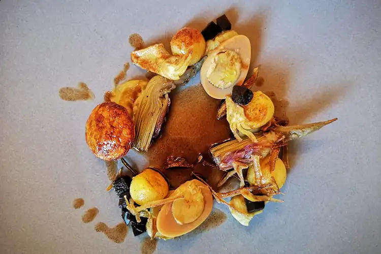 Variazione di patate e carciofi con uova di quaglia&nbsp; Andrea Rossetti, dal Brasile al &amp;quote;laboratorio&amp;quote; dell'Osteria V