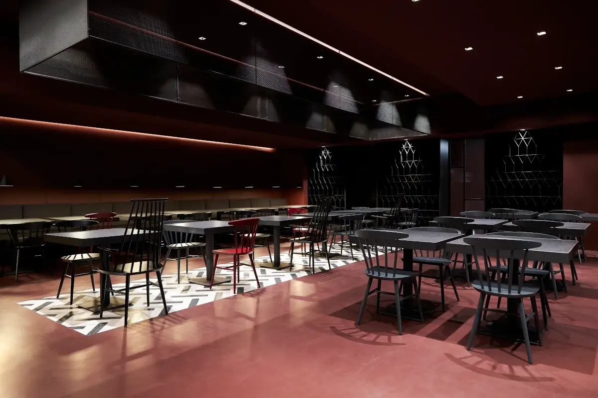 Interno dell'Osteria Moderna Osteria Moderna: design, gusto e convivialit&agrave; a braccetto