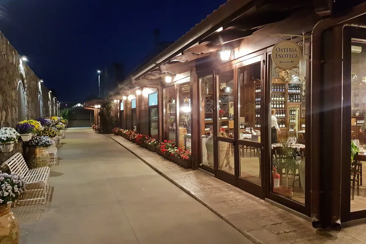 L'Osteria di Cantine Nicosia Sull'Etna a caccia di vini d'autore
