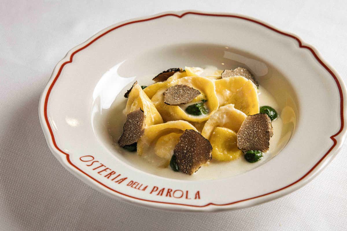 Tortello ripieno di ricotta vaccina e tartufo fresco, mantecato con burro e Parmigiano 30 mesi