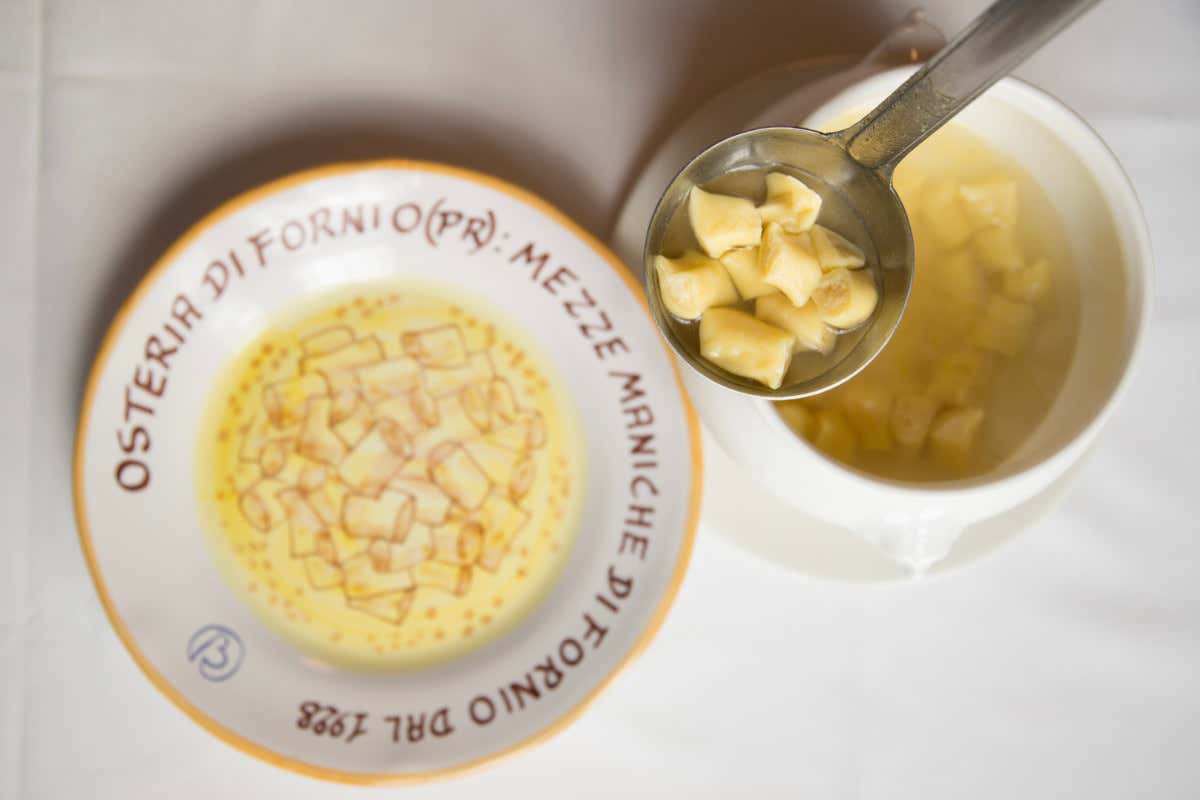 All’Osteria di Fornio la tradizione si fa in brodo: le mezze maniche del Buon Ricordo