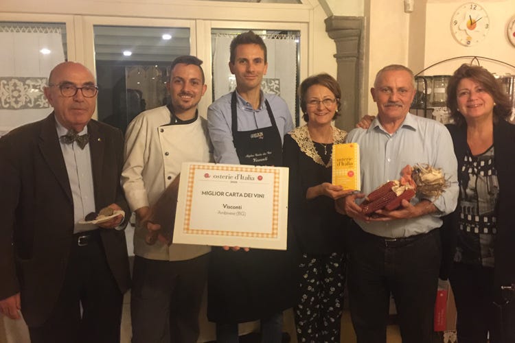La famiglia Visconti-Caccia, al centro, con Silvio Magni e Silvia Tropea Montagnosi (Slow Food premia un'osteria bergamasca per la carta dei vini)