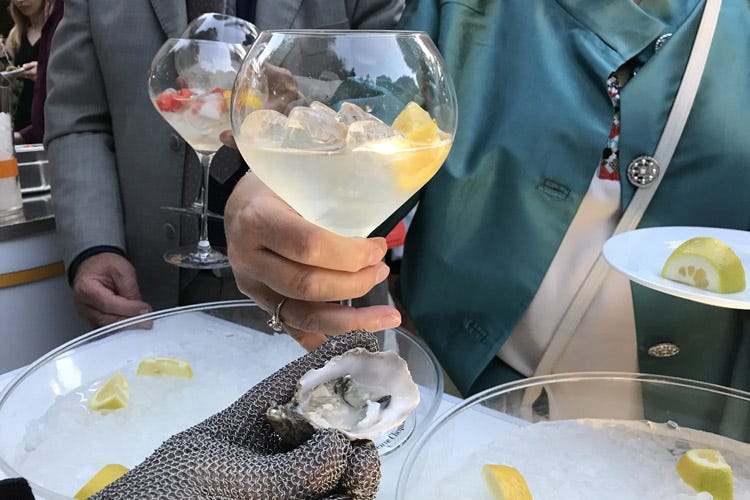 Ostriche e champagne protagonisti al Just Cavalli (Al Just Cavalli l'estate inizia con ostriche e champagne)
