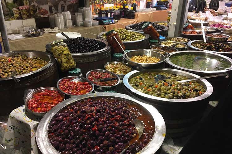 In vetrina le materie prime siciliane (Ottobrata Zafferanese La festa della cucina siciliana)