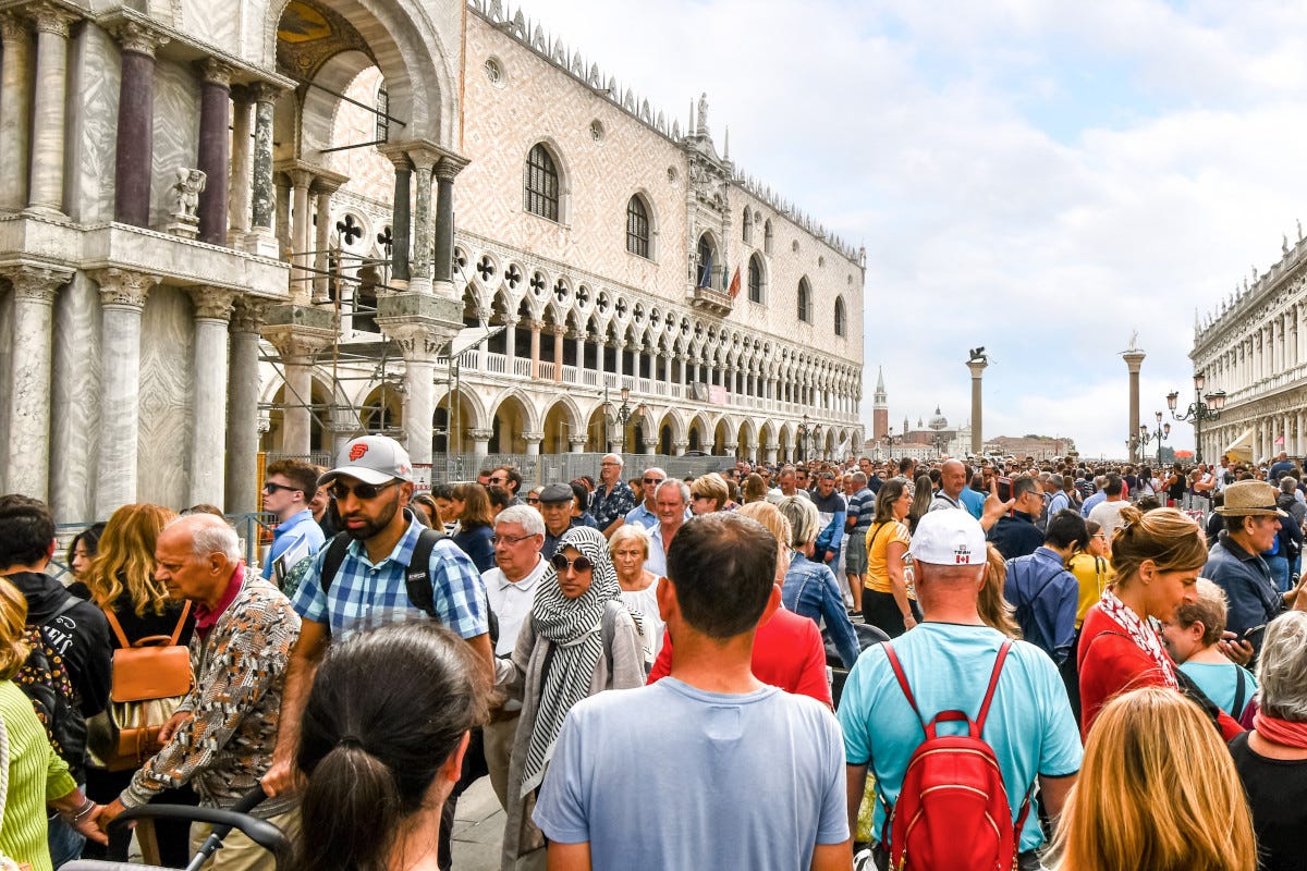Overtourism in Italia: ecco la mappa interattiva con le città più a rischio