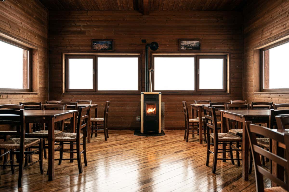 L'interno dello chalet La montagna che non ti aspetti: a Ovindoli trionfo di sapori abruzzesi L'interno dello chalet La montagna che non ti aspetti: a Ovindoli trionfo di sapori abruzzesi