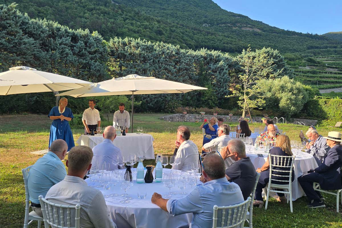 Valérie Bossi Fedrigotti brinda con il Pinot Bianco Oxenfeld