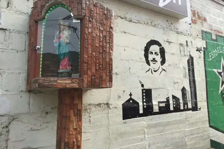 Graffiti con il volto di Pablo Escobar a Medellin Viaggiatori temerari? Ecco 7 luoghi per una vacanza da brividi