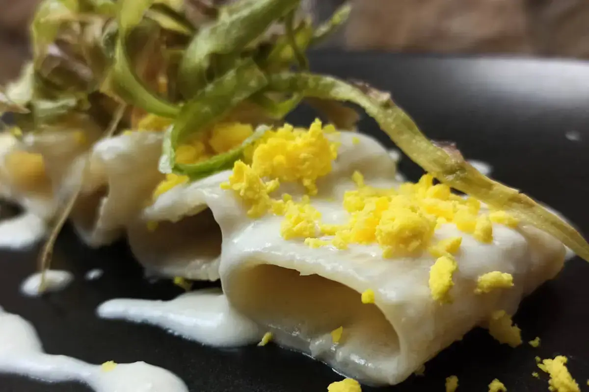 Paccheri con crema di Parmigiano, neve di tuorlo ed asparagi croccanti Paccheri con Parmigiano, tuorlo ed asparagi