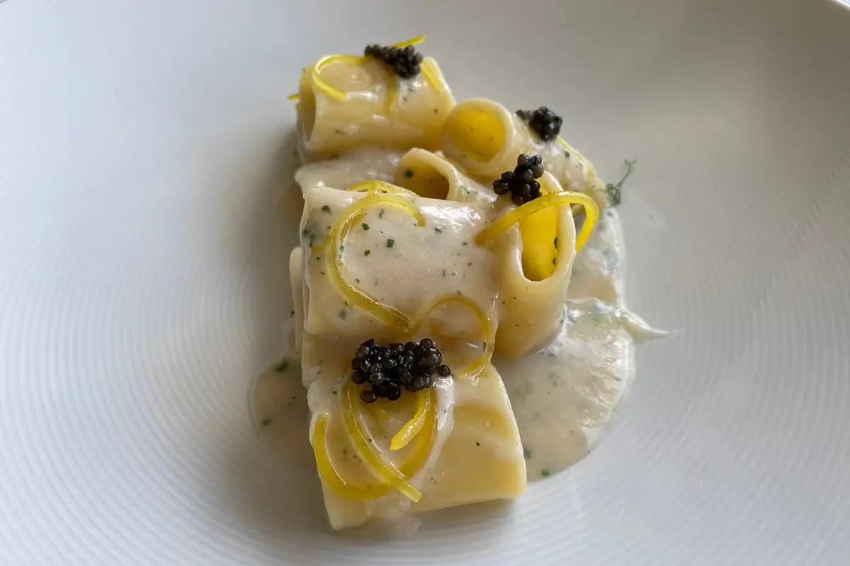 Paccheri, cipolla di Giarratana, caviale e limone Viaggio nell’Aroma di Roma con i piatti di Giuseppe Di Iorio