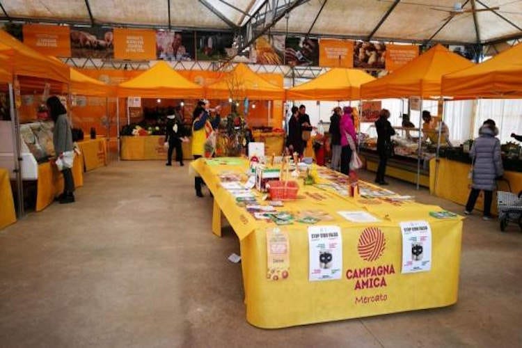 Un'iniziativa della campagna Coldiretti Mangia Italiano - Da Porta Romana a casa propria i pacchi salva dispensa dei farmers