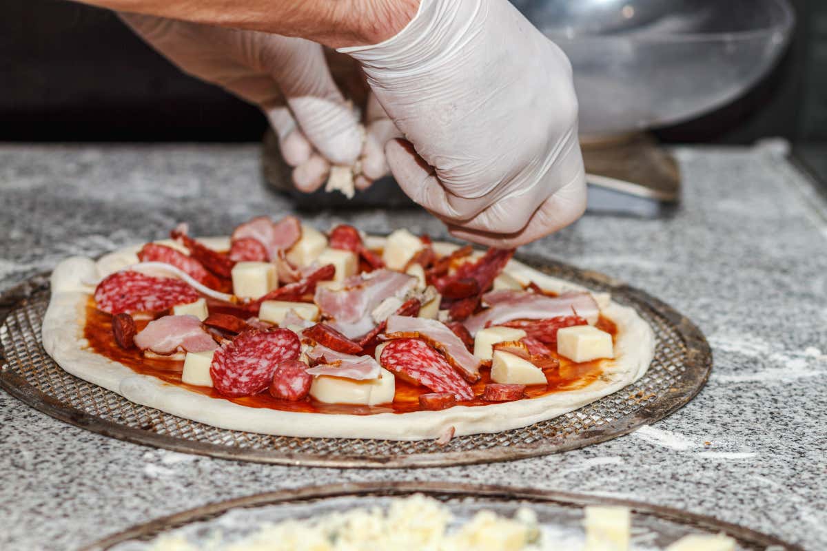 Se si eccede nella quantità di ingredienti sulla pizza per stupire, si rischia di perdere equilibrio nei sapori
