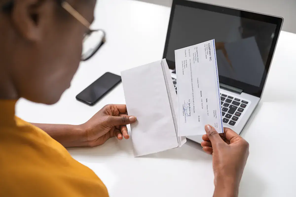 Il salario &egrave; uno delle voci pi&ugrave; critiche quando si parla di lavoro nell'Horeca Paghe pi&ugrave; alte e turismo destagionalizzato: ecco come riconquistare cuochi e camerieri