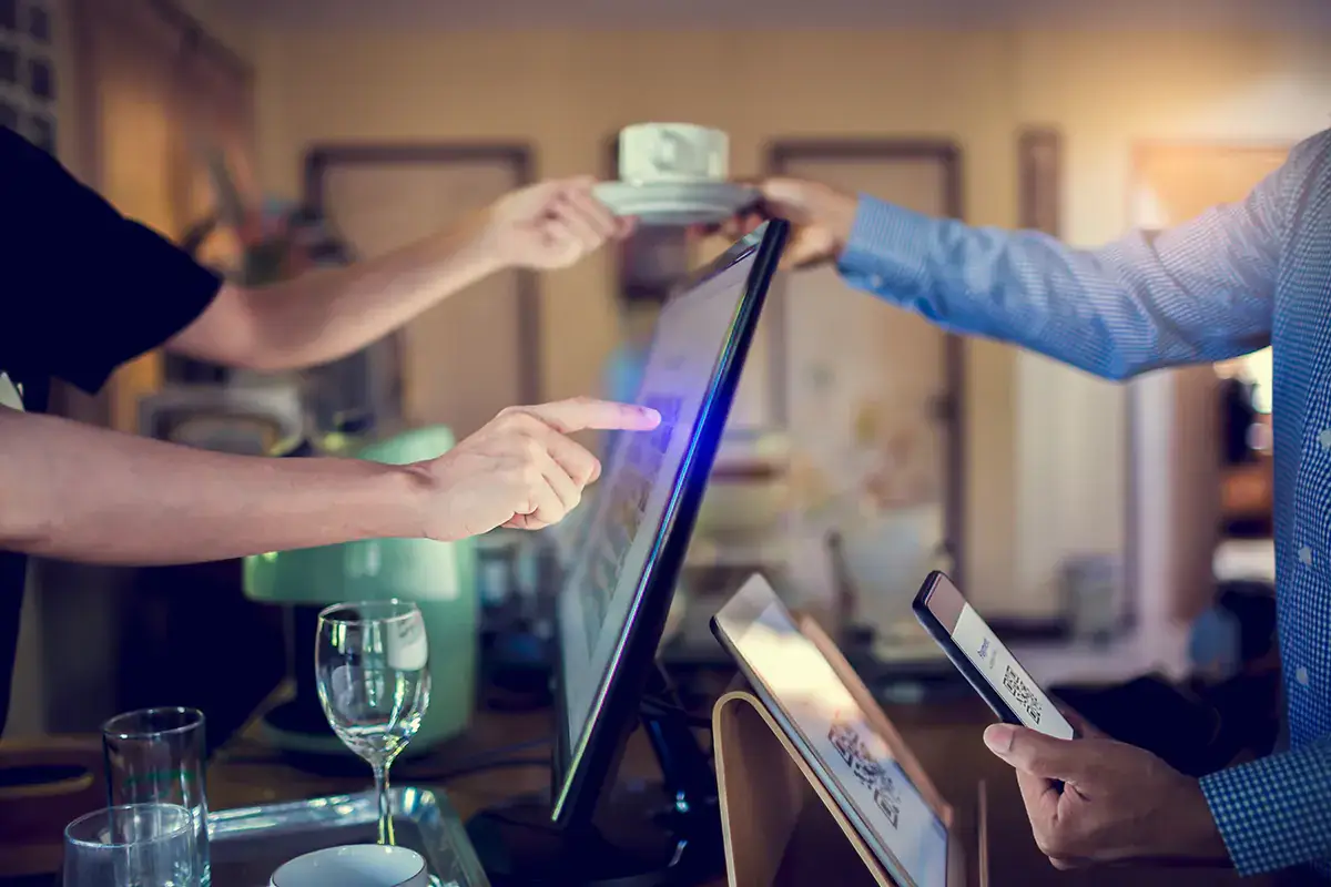 Secondo la Fipe servono sistemi di cassa evoluti, integrati e con meno oneri all'esercente Pagamenti elettronici, bar e ristoranti devono tenere il passo dei clienti