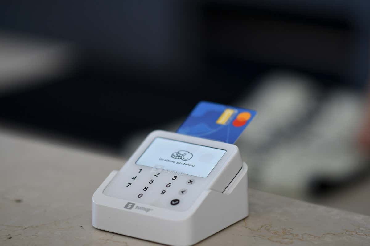 Pos in tilt, ristoranti a rischio: più del 70% dei clienti paga solo con carte e smartphone Pos in tilt, ristoranti a rischio: più del 70% dei clienti paga solo con carte e smartphone