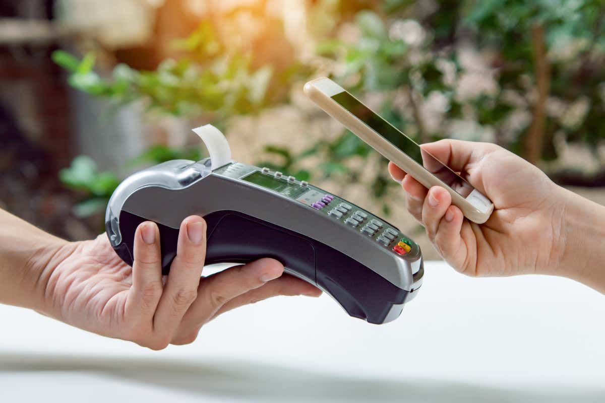Pos in tilt, ristoranti a rischio: più del 70% dei clienti paga solo con carte e smartphone Pos in tilt, ristoranti a rischio: più del 70% dei clienti paga solo con carte e smartphone