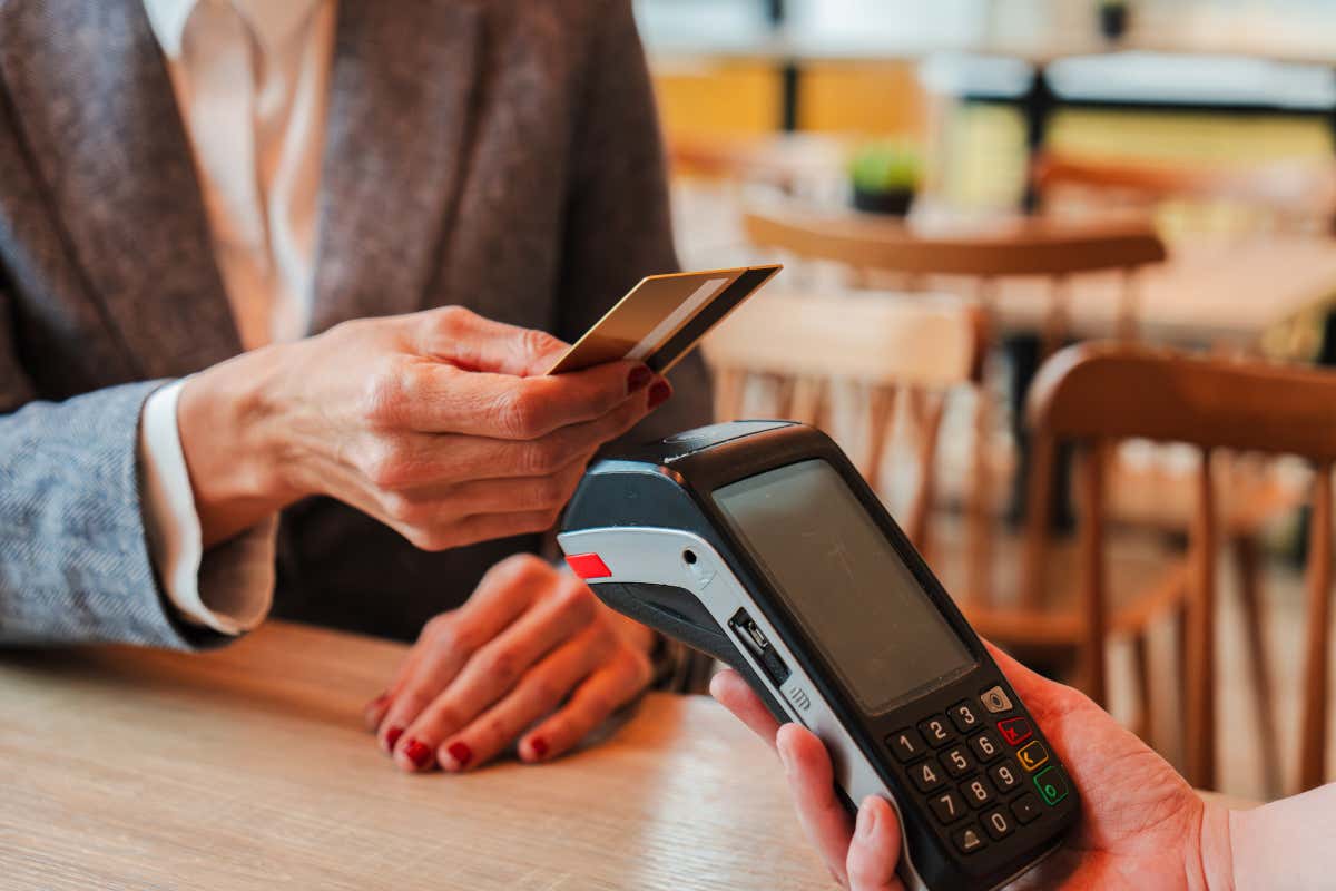 POS in tilt, ristoranti a rischio: più del 70% dei clienti paga solo con carte e smartphone