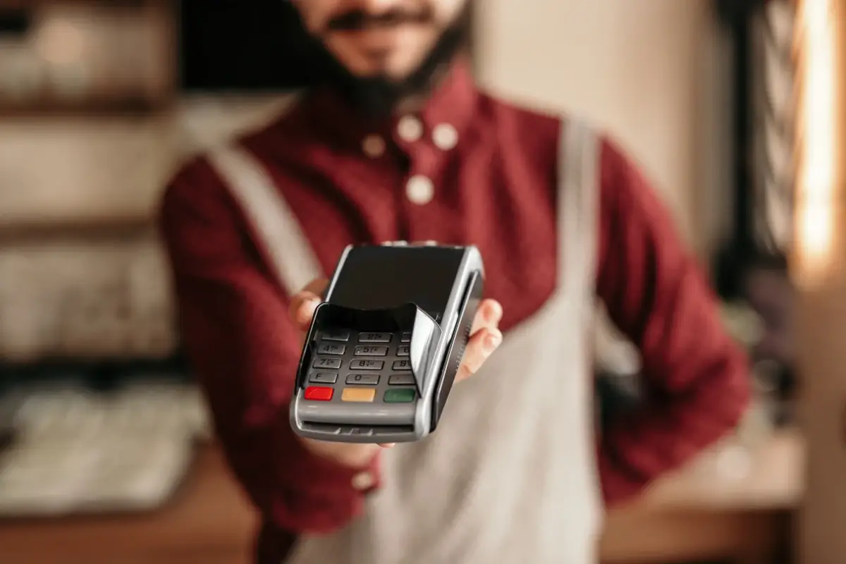 Pos in tilt, ristoranti a rischio: più del 70% dei clienti paga solo con carte e smartphone