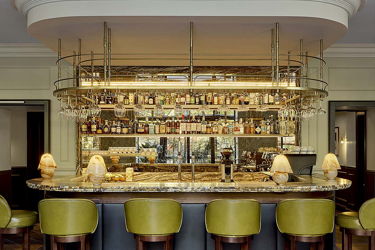 Il cocktail bar elegante e contemporaneo del ristorante Baroness