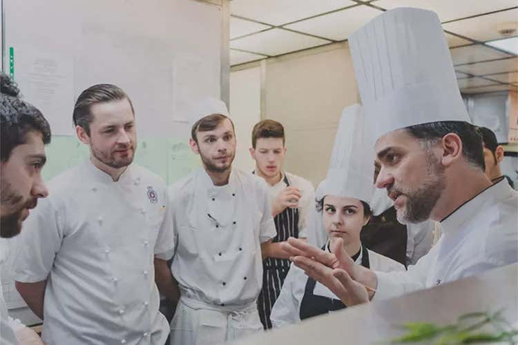Ristorante chiuso? «E io studio» La strategia di Filippo Sinisgalli Ristorante chiuso? «E io studio» La strategia di Filippo Sinisgalli