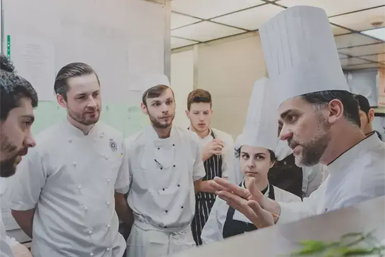 Ristorante chiuso? &laquo;E io studio&raquo; La strategia di Filippo Sinisgalli