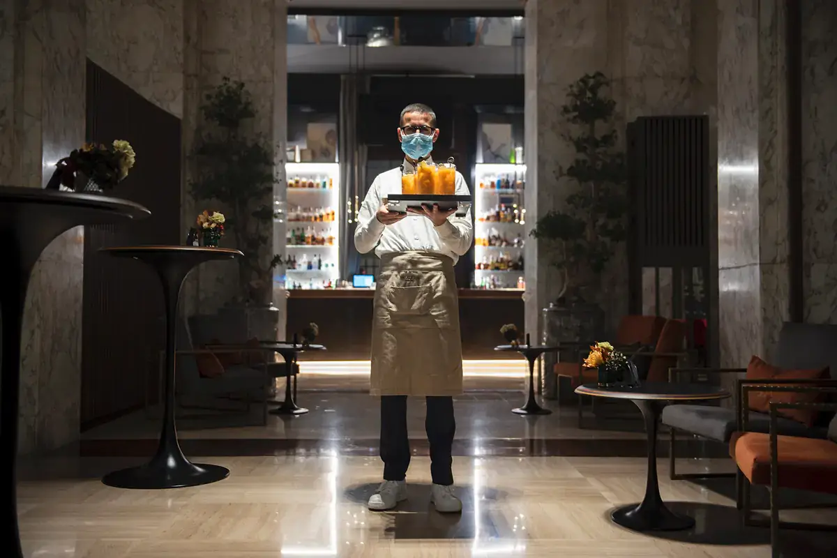 L'interno del Palazzo BN con vista sul bar Palazzo BN, l'ex banca diventa un tempio dell'ospitalità e della gastronomia