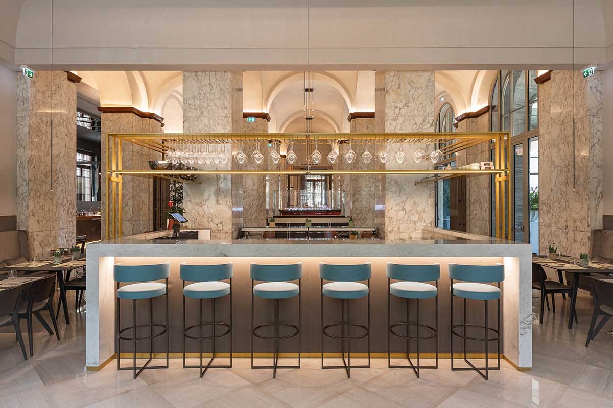 Un'altra angolatura del bar Palazzo BN, l'ex banca diventa un tempio dell'ospitalità e della gastronomia