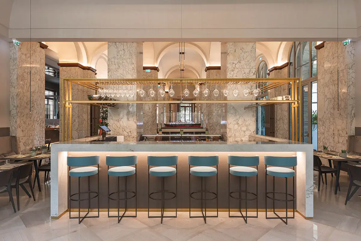 Un'altra angolatura del bar Palazzo BN, l'ex banca diventa un tempio dell'ospitalità e della gastronomia