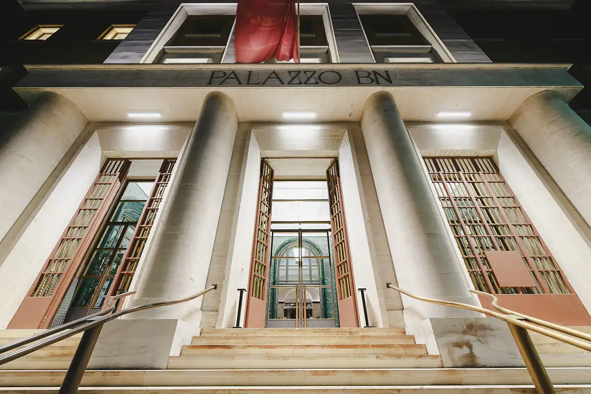L'imponente ingresso del Palazzo BN a Lecce ex sede del Banco di Napoli Palazzo BN, l'ex banca diventa un tempio dell'ospitalit&agrave; e della gastronomia