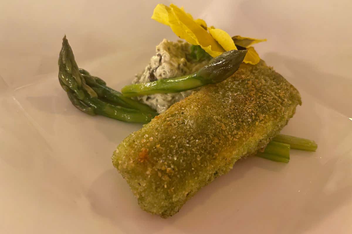 Filetto di rombo croccante, asparagi e salsa tartara Palazzo Montemartini, design eccezionale e sapore autentico