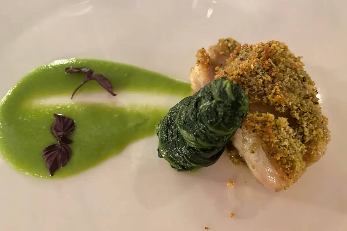 Ombrina in crosta di pistacchio, cicoria e crema di piselli Palazzo Montemartini, design eccezionale e sapore autentico