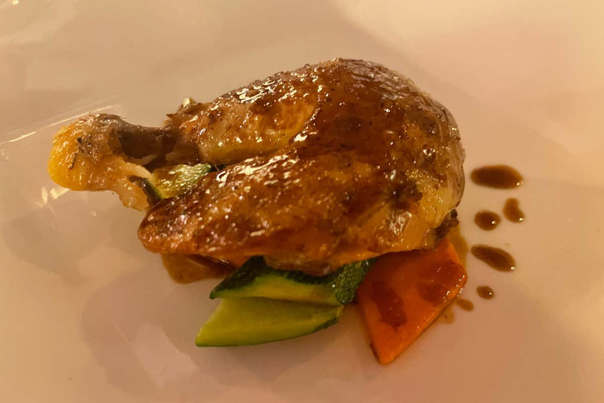 Galletto cotto a bassa temperatura, salsa al macis, zucchina e carote Palazzo Montemartini, design eccezionale e sapore autentico