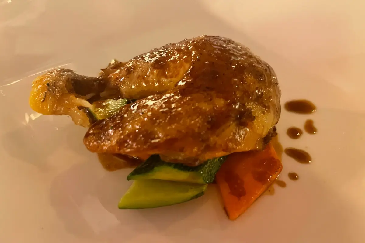 Galletto cotto a bassa temperatura, salsa al macis, zucchina e carote Palazzo Montemartini, design eccezionale e sapore autentico
