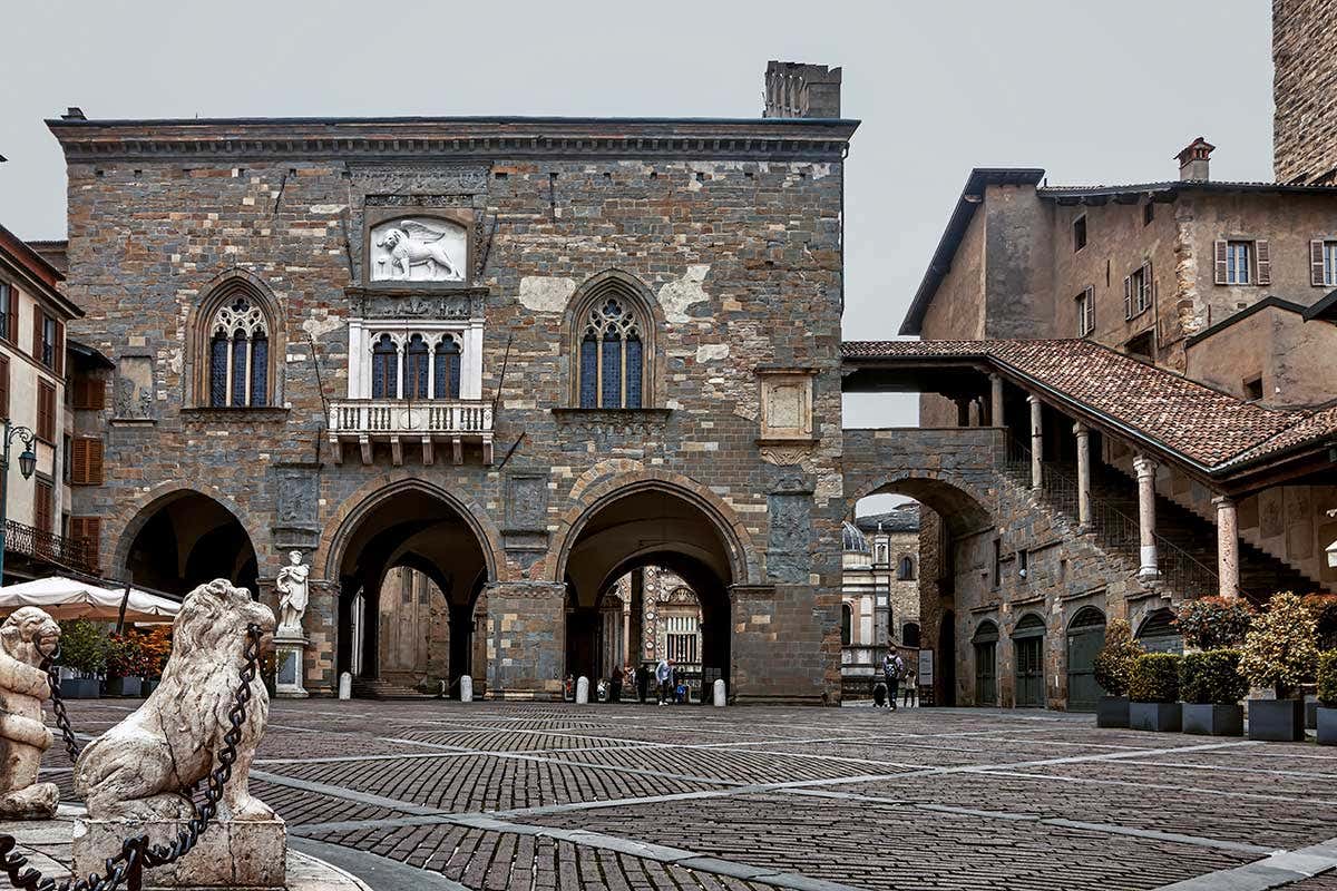 Palazzo della Ragione in piazza Vecchia a Bergamo, uno dei luoghi dove vale l'obbligo di mascherina all'aperto In centro a Bergamo mascherina obbligatoria all'aperto Palazzo della Ragione in piazza Vecchia a Bergamo, uno dei luoghi dove vale l'obbligo di mascherina all'aperto In centro a Bergamo mascherina obbligatoria all'aperto